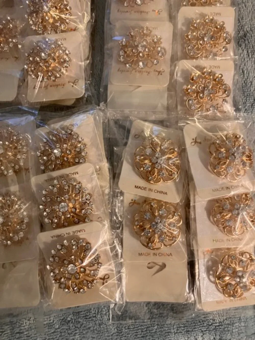 Large Group of Pins Brooches Costume Jewlery Great for Crafts NEW